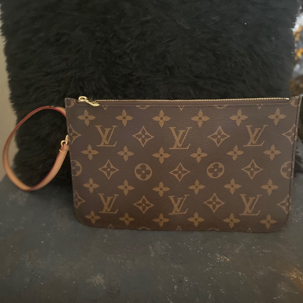 Like New Louis Vuitton Neverfull Wristlet🥰😍